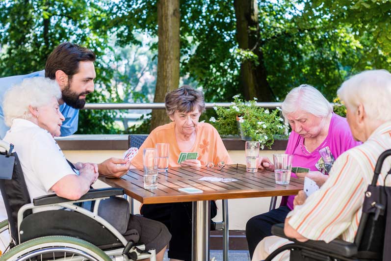 Giochi da tavola in casa di riposo