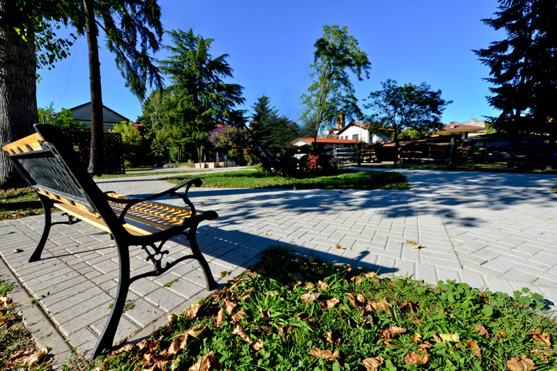 Passeggiare nel verde in casa di riposo