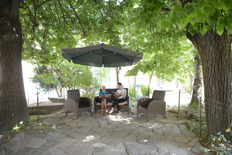 Villa Serena offre un grande giardino dove riposare e leggere un libro.