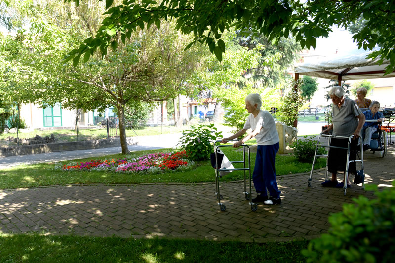 Anziani che passeggiano nel nostro giardino