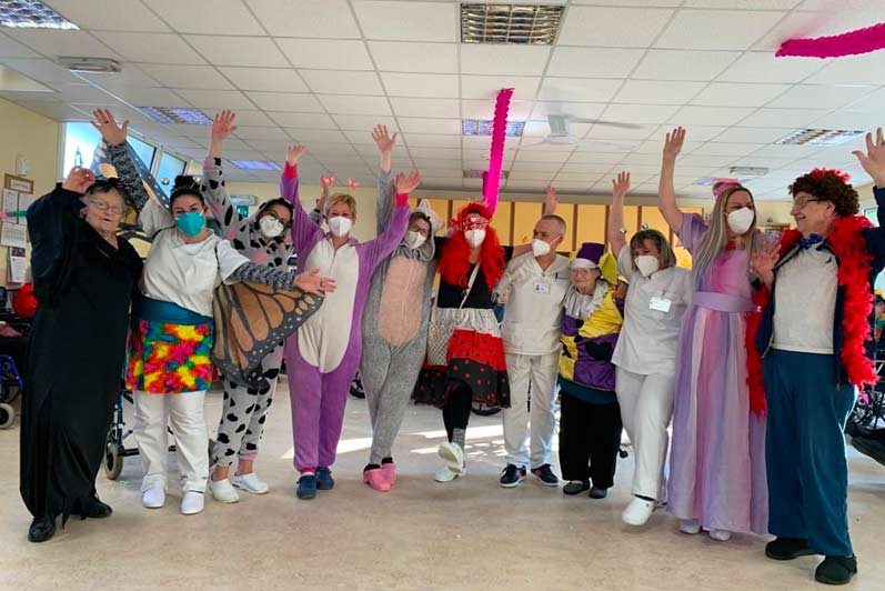 Anziani in RSA nelle aree comuni della struttura Anziani in RSA nelle aree comuni della struttura