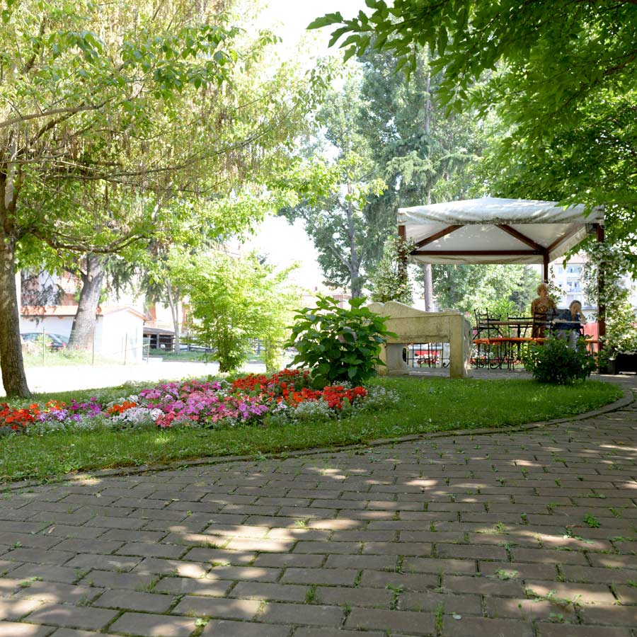 Gli ospiti di Villa Serena casa di riposo a Carmagnola passeggiano nel grande giardino della struttura