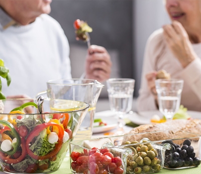 L'alimentazione che allunga la vita: la dieta dei centenari