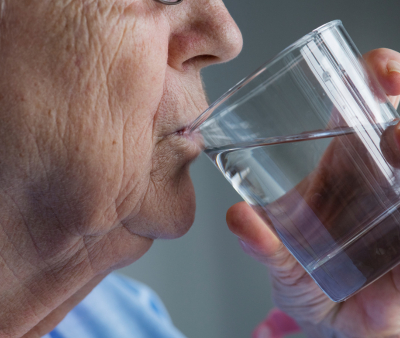 Anziano che non beve: consigli e rimedi per una corretta idratazione