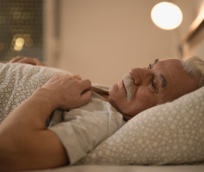 Anziano che non si vuole alzare dal letto: cosa fare