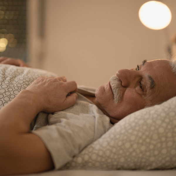 Anziano che non vuole alzarsi dal letto