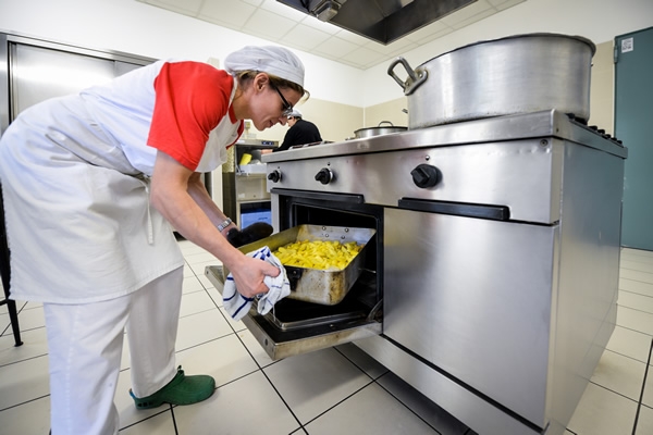 La nostra cucina interna ci consente di cucinare i cibi sul momento