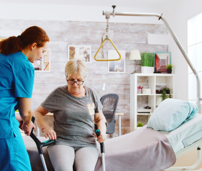 Come alzare un anziano dal letto in totale sicurezza