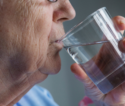 Disidratazione anziani: come prevenirla