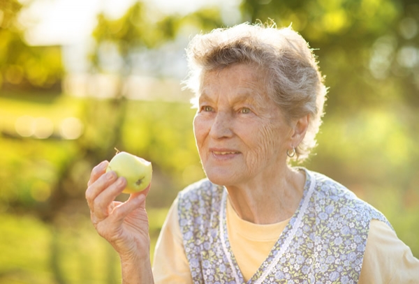 A che cosa è dovuta la perdita di peso fisiologica delle persone anziane?