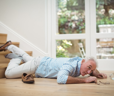 Come sollevare un anziano caduto a terra: consigli e tecniche