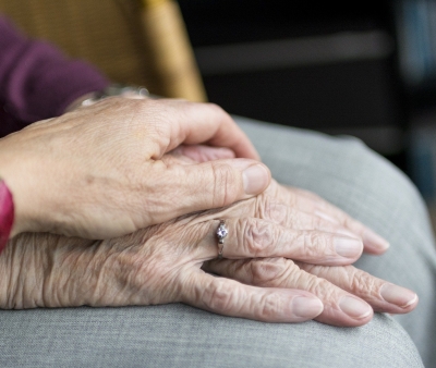 Cos'è e come riconoscere il tremore essenziale negli anziani